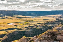 Milk River, Alberta - Fl&uuml;sse m&auml;andrieren in den weiten Grasebenen.