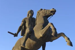 Alexanders Pferd Bukephalos ist Teil seines Mythos. Alexander der Gro&szlig;e wird deshalb auf vielen Denkm&auml;lern mit diesem Pferd dargestellt.