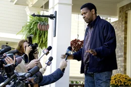 Nach einer gezielten Bruchlandung, durch die er das Leben hunderter von Passagieren retten konnte, wird Pilot Whip Whitaker (Denzel Washington) von Presse und &Ouml;ffentlichkeit zun&auml;chst als Held gefeiert. Doch irgendwann nehmen auch die kritischen Fragen zu