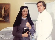 Dr. Stefan Frank (Sigmar Solbach) hat bei der Nonne Maria-Ulrike (Lara Joy Körner) eine Veränderung am Eileiter festgestellt. Alles deutet auf eine Eileiter-Schwangerschaft hin. Er will sofort operieren...