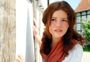 Lotte ( Linn Sara Reusse)  versteckt sich vor ihrer Mutter und dem reichen Bauer Staller, dessen Sohn sie heiraten soll. Ihr Herz gehört allein Max, der in die Fremde gezogen ist.