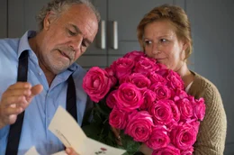 Georg (Christian Kohlund) wundert sich: Wer hat seiner Frau Christine (Suzanne von Borsody) die Rosen geschickt?