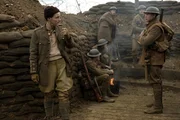 Vorne, l-r: Lieutenant Leslie (Andrew Scott), Lance Corporal William Schofield (George MacKay).