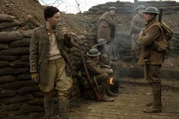 Vorne, l-r: Lieutenant Leslie (Andrew Scott), Lance Corporal William Schofield (George MacKay).