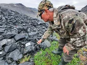 Niels Sakariassen von der Anti-Uran-Bewegung Urani Naamik (Uran? Nein Danke!) untersucht radioaktives Gestein nahe der geplanten Kvanefjeld-Mine.