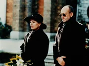 Der zwielichtige Anwalt Martucci (Miguel Herz-Kestranek) und die Witwe Franca Trevisan (Gudrun Landgrebe) trauern um ihren ermordeten Ehemann.