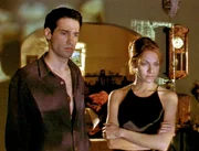 Vicky (Cyia Batten, re.) und Richard (Joseph Will, li.) betrachten ungl&auml;ubig den neuen Computer, nachdem er sich von alleine angeschalten hat.