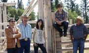 (v.l.): Scott (Nathaniel Arcand), Jack (Shaun Johnston) Lou (Michelle Morgan),Ty (Graham Wardle) und ein Farmhelfer (Darsteller unbekannt)