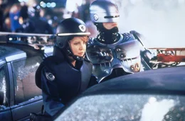 Schon bald muss die junge Polizistin Anne (Nancy Allen, l.) feststellen, dass ihr neuer Partner (Peter Weller, r.) das Gehirn eines eiskalten Drogenbosses besitzt ...