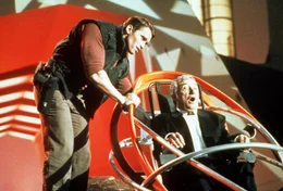 L-R: Ben Richards (Arnold Schwarzenegger), Damon Killian (Richard Dawson)