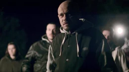Dirk (Antonio Wannek) wartet mit seinen Schl&auml;gern vor der Kneipe auf Meysam.