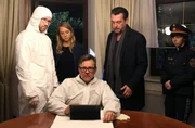 V. li. n. re.:„Spusi“ Kofler (Christoph Kohlbacher), Kommissarin Sulmtaler (Anna Unterberger), Chefermittler Bergmann (Hary Prinz) und Dorfpolizistin Renner (Eva Mayer) schauen einem Kollegen (vorne) über die Schulter.