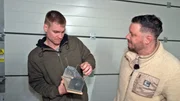 Die Wollnys sind in Aufruhr. In der Garage in Ratheim gibt es ein Rattenproblem. Peter (li.) und Flo kümmern sich um die Angelegenheit. Sie stellen Lebendfallen und Kameras auf.; Die Wollnys sind in Aufruhr. In der Garage in Ratheim gibt es ein Rattenproblem. Peter (li.) und Flo kümmern sich um die Angelegenheit. Sie stellen Lebendfallen und Kameras auf.