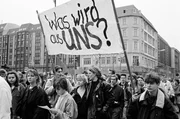 Die DDR im Sommer '90: ein Land zwischen zwei Gesellschaftssystemen, zwischen Nichtmehr und Nochnicht. Das Leben ist im Umbruch, die Welt steht offen. Alles scheint möglich – und nichts sicher. In Ost-Berlin wird die Einheit verhandelt und gegen die drohende Abwicklung demonstriert. Der Film erzählt vom Sommer der ungeahnten Möglichkeiten. Vom Aufbruch ins Ungewisse und Momenten der Anarchie. - Demonstration im Frühsommer 1990