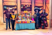 Von Flor Cortés Kargl (2. v. l.) erfährt Elton (l.), wie in Mexiko der "Dia de los muertos" - der Tag der Toten - gefeiert wird.
