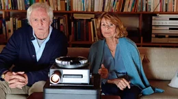 Erinnerungen kommen auf: G&uuml;nher (G&uuml;nther Maria Halmer, li.) und Marianne (Senta Berger, re.) bei der Diaschau.