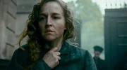 Colina Kandl (Brigitte Hobmeier) wird aus dem Gefängnis entlassen. Colina Kandl (Brigitte Hobmeier) wird aus dem Gefängnis entlassen.