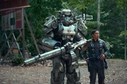 Power Suit und Aaron Moten als Maximus