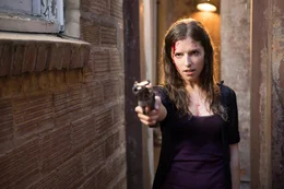 Martha (Anna Kendrick) scheint schon viel von ihrem Freund Francis, einem ehemaligen CIA-Agenten und Auftragsm&ouml;rder, gelernt zu haben ...