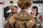 Die Kommissare Lessing (Christian Ulmen) und Kira Dorn (Nora Tschirner) mit Roswita Hassenzahl (Milena Dreißig, mi.) in der Kloßmanufaktur.