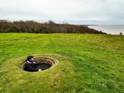 Die Einheimische Magali Desquesne im Inneren einer Gesch&uuml;tzstellung in Tobruk, die zu einem deutschen Bunkerkomplex mit Blick auf Omaha Beach geh&ouml;rt. (National Geographic)