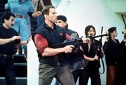 Im Jahr 2017 ist die Weltwirtschaft zusammengebrochen und Ben Richards (Arnold Schwarzenegger, M.) ger&auml;t in einen Sumpf aus Korruption und Gewalt ...