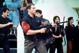 Im Jahr 2017 ist die Weltwirtschaft zusammengebrochen und Ben Richards (Arnold Schwarzenegger, M.) ger&auml;t in einen Sumpf aus Korruption und Gewalt ...