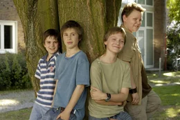 Die "Pygm&auml;en" (v.l.n.r.) Torte (Martin Kurz), Fred (Jeremy Mockridge), Willie (Vincent Redetzki) und Steve (Philip Wiegratz) sind das m&auml;nnliche Pendant zu den "Wilden H&uuml;hnern". Zusammen erleben sie viel spannende Abenteuer.