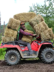 Matt Raney transportiert Heuballen mit einem Allradfahrzeug von einer Seite der 40 zur anderen.
