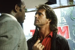 Martin Riggs (Mel Gibson, r.), Roger Murtaugh (Danny Glover, l.)