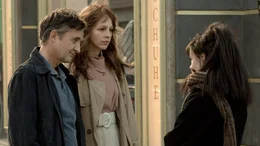 Saskia Starkes (Petra Schmidt-Schaller) Tochter Hannah (Lilly Barshy) hat sich in Ost-Berlin in Gefahr gebracht, Saskia und ihr Mann Richard (Harald Schrott) sind besorgt.