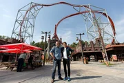 Im Holiday Park ist Julian (rechts) mit Achterbahnexperte Bernd unterwegs und darf mit allen Achterbahnen fahren.