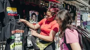 Kimberly arbeitet als Straßenverkäuferin in der Comuna 13 in Medellín. Sie verdient ihr Geld mit T-Shirts des berüchtigten Drogenbosses Pablo Escobar.