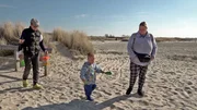 Sandra ist mit ihren beiden Söhnen an der Küste Ostfrieslands unterwegs. Das erste Mal in ihrem Leben sehen die drei die Nordsee - oder zumindest das, was bei Ebbe davon übrig ist. Sandra ist mit ihren beiden Söhnen an der Küste Ostfrieslands unterwegs. Das erste Mal in ihrem Leben sehen die drei die Nordsee - oder zumindest das, was bei Ebbe davon übrig ist.