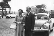 Am Kai warten Martha und Kurt Mewes auf die "Henriette ll" und ihren Sohn Harald.