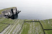 Mit ihren steil aus dem Wasser ragenden Felswänden und bizarren geologischen Formationen bieten die Aran-Inseln im Westen Irlands einen spektakulären Ausblick.