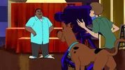 Shaggy (re.) und Scooby-Doo (mi.) helfen Kenan Thompson (li.) bei der Vorbereitung der Show, indem sie ihm durch die Kamera zusehen wie er ein paar Dinge ausprobiert. Der Spendenmarathon muss erfolgreich sein, um den Sender zu retten.