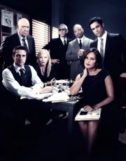 V.l.: ADA Rafael Barba (Raul Esparza), Captain Don Cragen (Dann Florek), Detective Amanda Rollins (Kelli Giddish), Sergeant John Munch (Richarde Belzer), Detective Odafin 'Fin' Tutuola (Ice-T), Detective Olivia Benson (Mariska Hargitay), Detective Nick Amaro (Danny Pino)