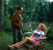 Barbie Schöndorf (Gerline Döberl) ist der erklärte Liebling aller Pensionsinsassen und auch Kommissar Keller (Erik Ode) kann sich ihrem Charme nicht ganz entziehen. Barbie Schöndorf (Gerline Döberl) ist der erklärte Liebling aller Pensionsinsassen und auch Kommissar Keller (Erik Ode) kann sich ihrem Charme nicht ganz entziehen.