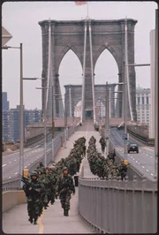 Mit eiserner Hand verhaftet das Milit&auml;r alle arabischen B&uuml;rger und erreicht damit genau das Gegenteil vom dem, was geplant war ...