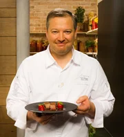 Andreas Döllerer: „Lammsattel mit Sauce bordelaise, Paprika & Sardelle“
