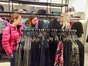 Aylin (M.) ist zusammen mit ihrer Shoppingbegleitung Selin (l.) auf der Suche nach dem perfekten Outfit.