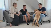 Lisa und Victor mit Hund Olaf und Trainer Marcel Lisa und Victor mit Hund Olaf und Trainer Marcel