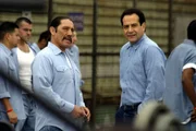 Im Gefängnis macht Mr. Monk (Tony Shalhoub, 2.v.r.) Bekanntschaft mit dem Häftling Spyder Rudner (Danny Trejo, 3.v.l.) ... Im Gefängnis macht Mr. Monk (Tony Shalhoub, 2.v.r.) Bekanntschaft mit dem Häftling Spyder Rudner (Danny Trejo, 3.v.l.) ...