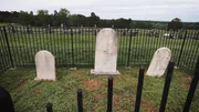 Umzäunte Grabsteine