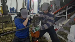 Die Matrosen auf dem Tauchglockenschiff "Carl Straat" gehen auf dem Grund des Rheins spazieren. Ihr Job: Setzen und neu ausrichten von Betonungen sowie die Suche und Entfernung von Bomben, verlorenen Ankern, Autos und Schrott.