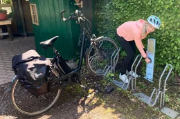 Ruhrtalradweg; Sandra Wolfson am Ladepunkt f&uuml;r E-Bikes im Wildwald Vo&szlig;winkel bei Arnsberg