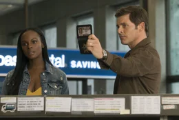 Maddie Wachowski (Tika Sumpter, l.); Tom Wachowski (James Marsden, r.)