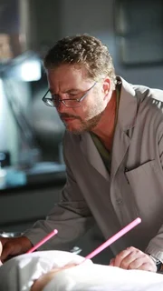 Grissom (William Petersen) untersucht den Mord an einer jungen Frau (Jin Yang), die auf dem Straßenfest einer koreanischen Gemeinde erschossen wurde.