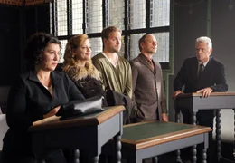 Vor Gericht stehen sich Rosa Sch&auml;tzlein (Eva Mattes), Almut Fischer (Edda Leesch, 2. v. li.), David Schulz (Janek Rieke, 3. v. li.), Hartmut M&auml;rz (Michael Lott, 2. v. re.) und Frido Schulz (Robert Atzorn) gegen&uuml;ber.